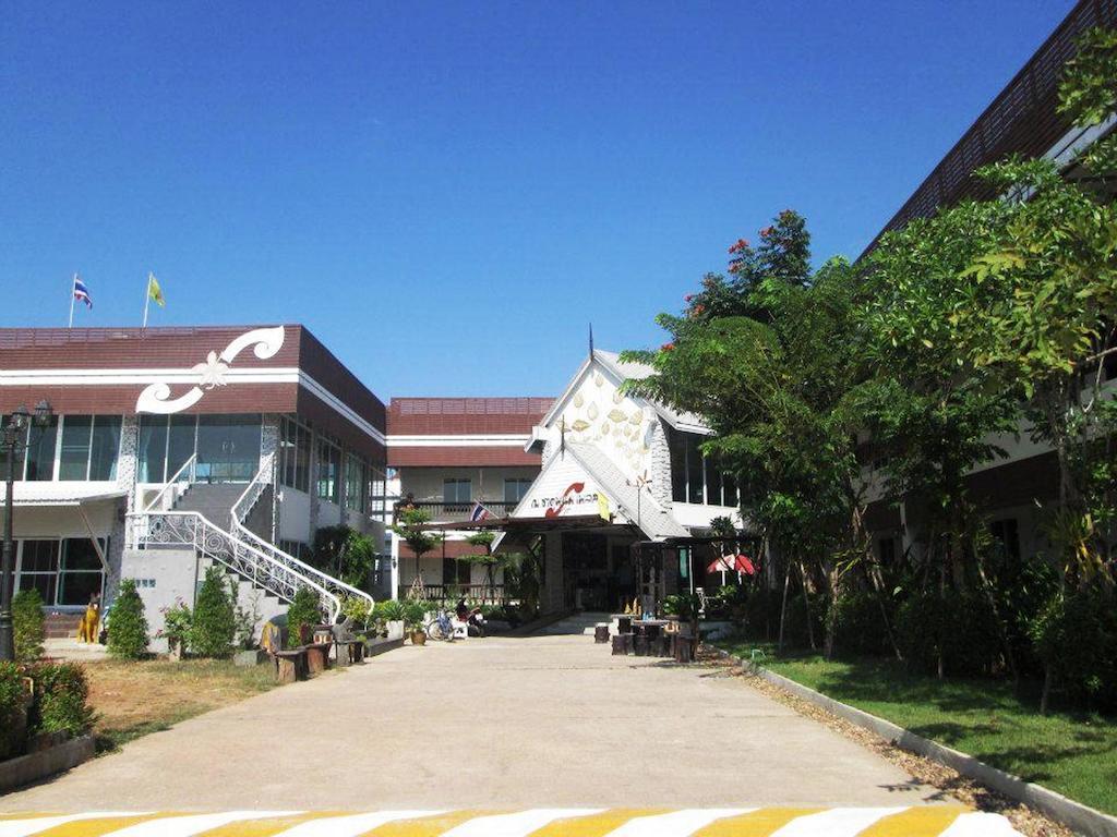 Thatphanom Place Exteriör bild