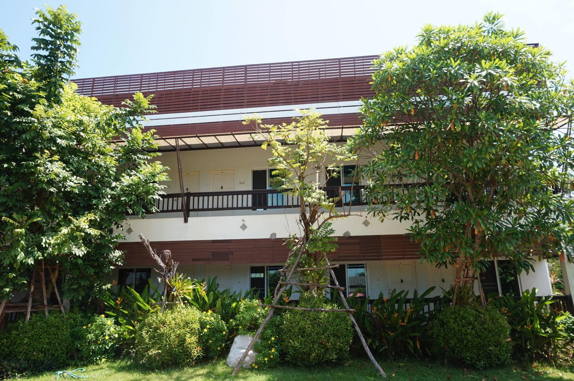 Thatphanom Place Exteriör bild