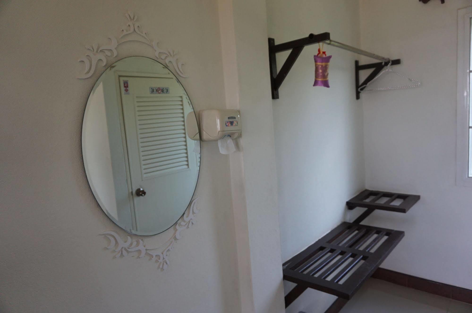 Thatphanom Place Exteriör bild