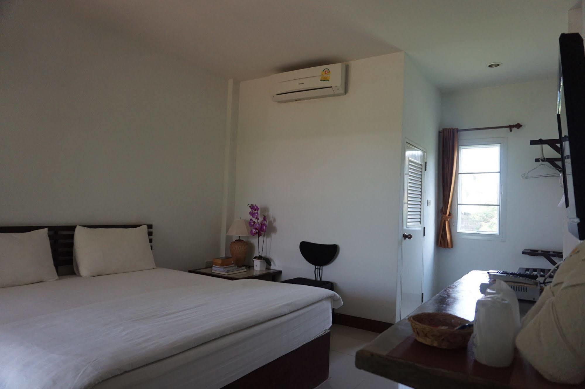 Thatphanom Place Exteriör bild