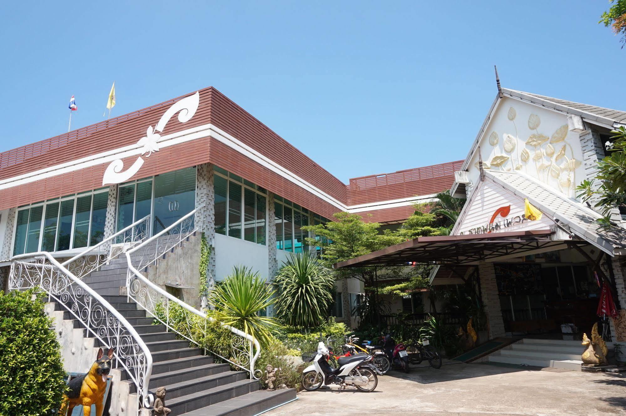 Thatphanom Place Exteriör bild