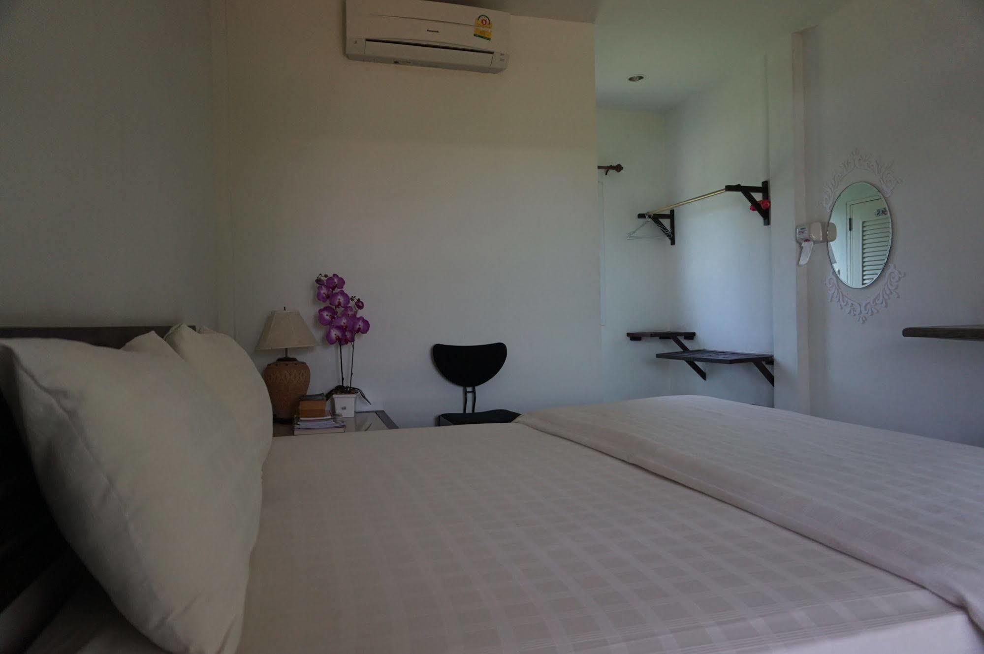 Thatphanom Place Exteriör bild